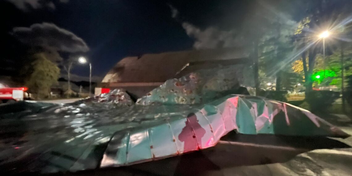 VIDEO Vântul puternic a smuls învelitoarea din tablă a acoperișului unui bazin de înot din cadrul sălii polivalente a Clubului Sportiv Școlar din Gura Humorului