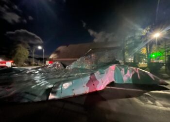 VIDEO Vântul puternic a smuls învelitoarea din tablă a acoperișului unui bazin de înot din cadrul sălii polivalente a Clubului Sportiv Școlar din Gura Humorului