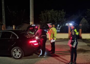 FOTO Peste 200 de polițiștii suceveni acționează în acest weekend cu toate aparatele etilotest, etilometru și drugtest din dotarea Inspectoratului de Poliție Județean. Peste 500 de amenzi, în valoare totală de 300.000 de lei, au fost aplicate în trei zile