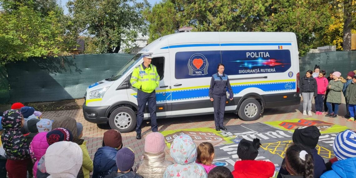 FOTO Polițiștii suceveni au desfășurat activități de informare și responsabilizare, în cadrul ”Săptămânii prevenirii traficului de persoane”