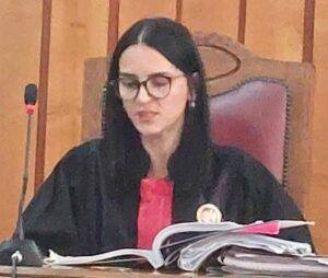 Judecătoarea șpăgară de la Tribunalul Suceava a fost arestată preventiv, împreună cu interlopul ”Tonici” din Rădăuți