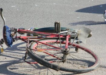 O biciclistă beată a fost transportată cu ambulanța la spital, după ce a parcurs circa 400 de metri și a căzut, lovindu-se cu fața de carosabil