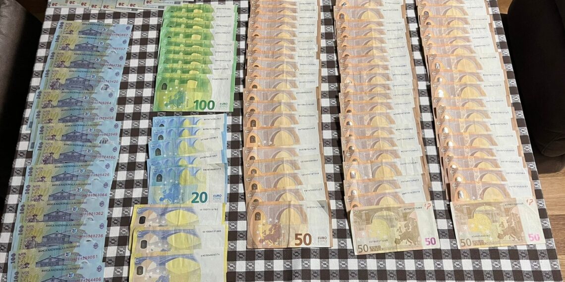 FOTO Polițiștii suceveni au efectuat 26 de percheziții domiciliare, într-un dosar de contrabandă de țigări. Au fost confiscate peste 25.000 de pachete cu țigări de contrabandă
