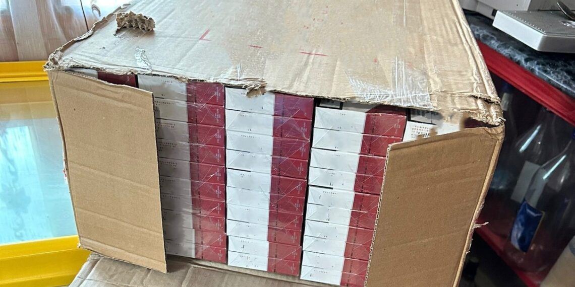 FOTO Polițiștii suceveni au efectuat 26 de percheziții domiciliare, într-un dosar de contrabandă de țigări. Au fost confiscate peste 25.000 de pachete cu țigări de contrabandă