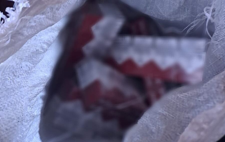 FOTO Polițiștii suceveni au efectuat 26 de percheziții domiciliare, într-un dosar de contrabandă de țigări. Au fost confiscate peste 25.000 de pachete cu țigări de contrabandă