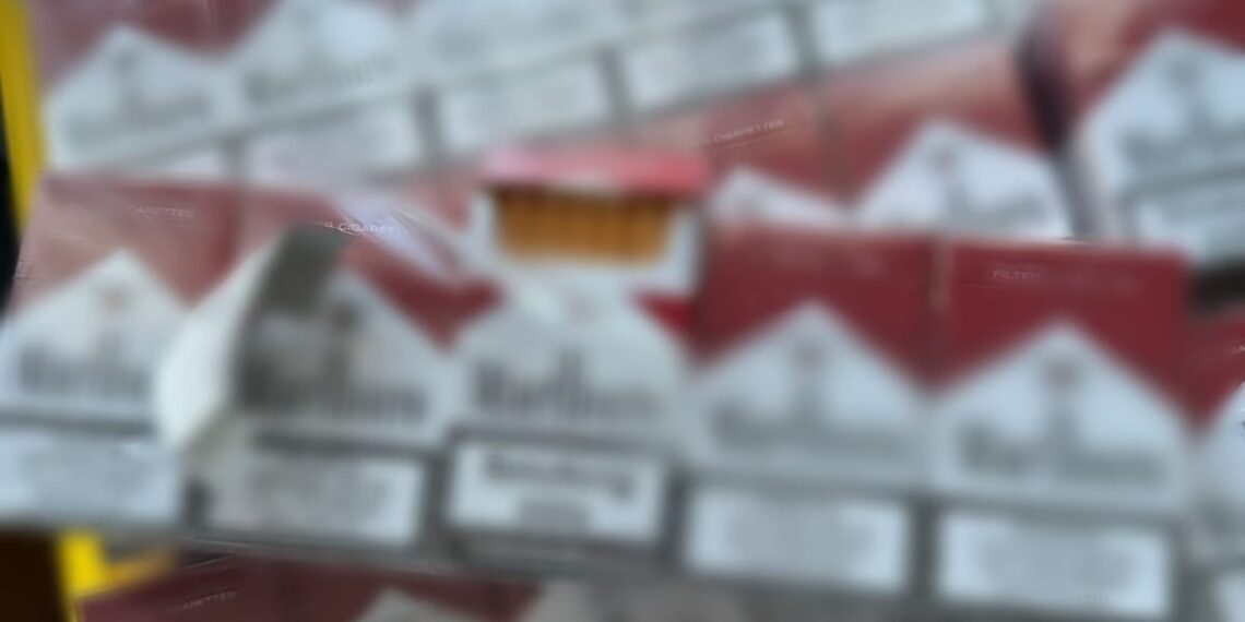 FOTO Polițiștii suceveni au efectuat 26 de percheziții domiciliare, într-un dosar de contrabandă de țigări. Au fost confiscate peste 25.000 de pachete cu țigări de contrabandă