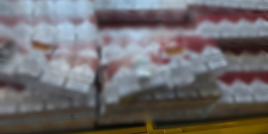 FOTO Polițiștii suceveni au efectuat 26 de percheziții domiciliare, într-un dosar de contrabandă de țigări. Au fost confiscate peste 25.000 de pachete cu țigări de contrabandă