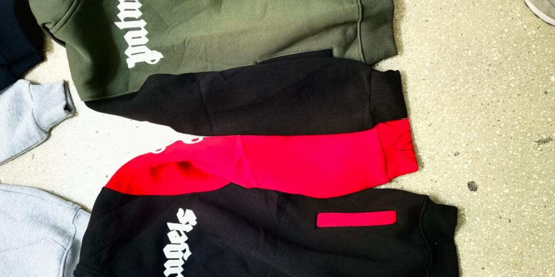 FOTO Polițiștii suceveni au confiscat articole vestimentare, parfumuri și alte bunuri contrafăcute, în valoare de circa 30.000 de lei, vândute pe raza județului