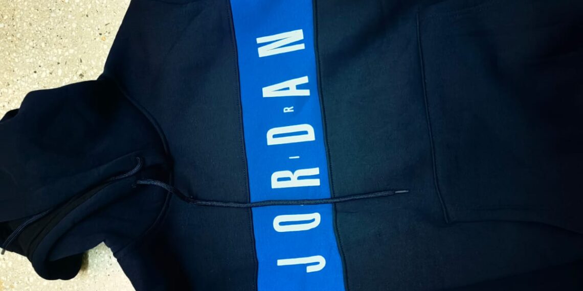 FOTO Polițiștii suceveni au confiscat articole vestimentare, parfumuri și alte bunuri contrafăcute, în valoare de circa 30.000 de lei, vândute pe raza județului