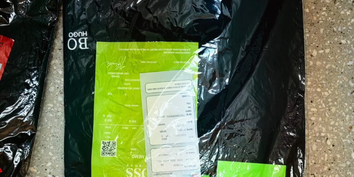 FOTO Polițiștii suceveni au confiscat articole vestimentare, parfumuri și alte bunuri contrafăcute, în valoare de circa 30.000 de lei, vândute pe raza județului