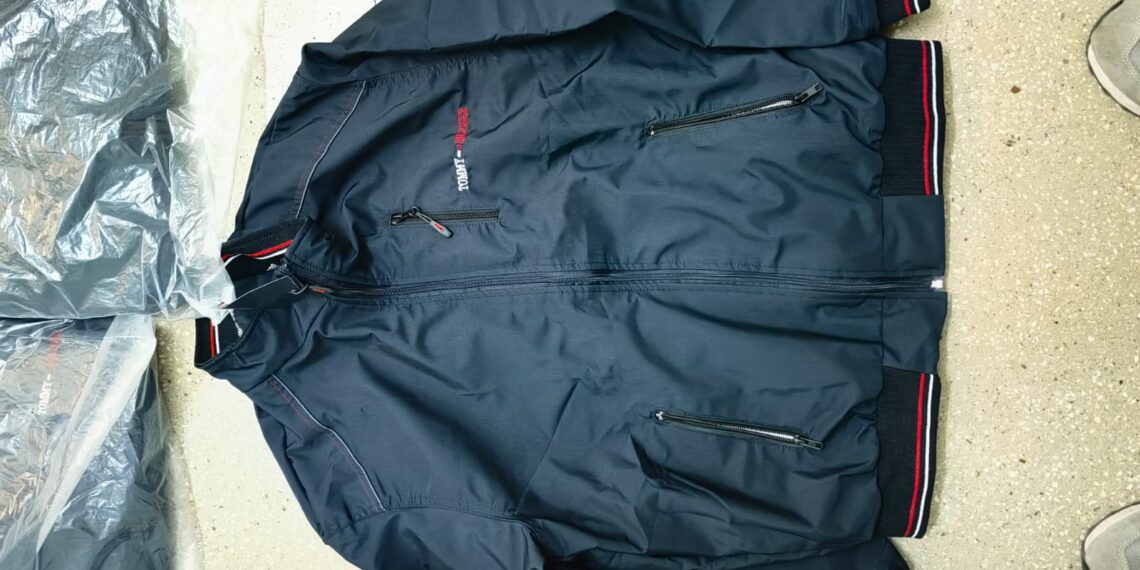 FOTO Polițiștii suceveni au confiscat articole vestimentare, parfumuri și alte bunuri contrafăcute, în valoare de circa 30.000 de lei, vândute pe raza județului