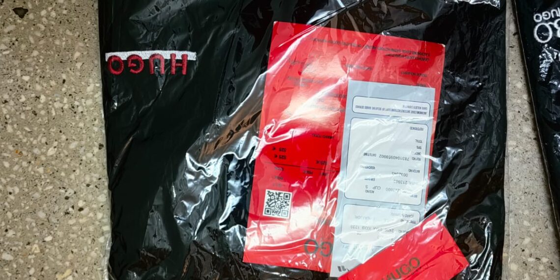 FOTO Polițiștii suceveni au confiscat articole vestimentare, parfumuri și alte bunuri contrafăcute, în valoare de circa 30.000 de lei, vândute pe raza județului