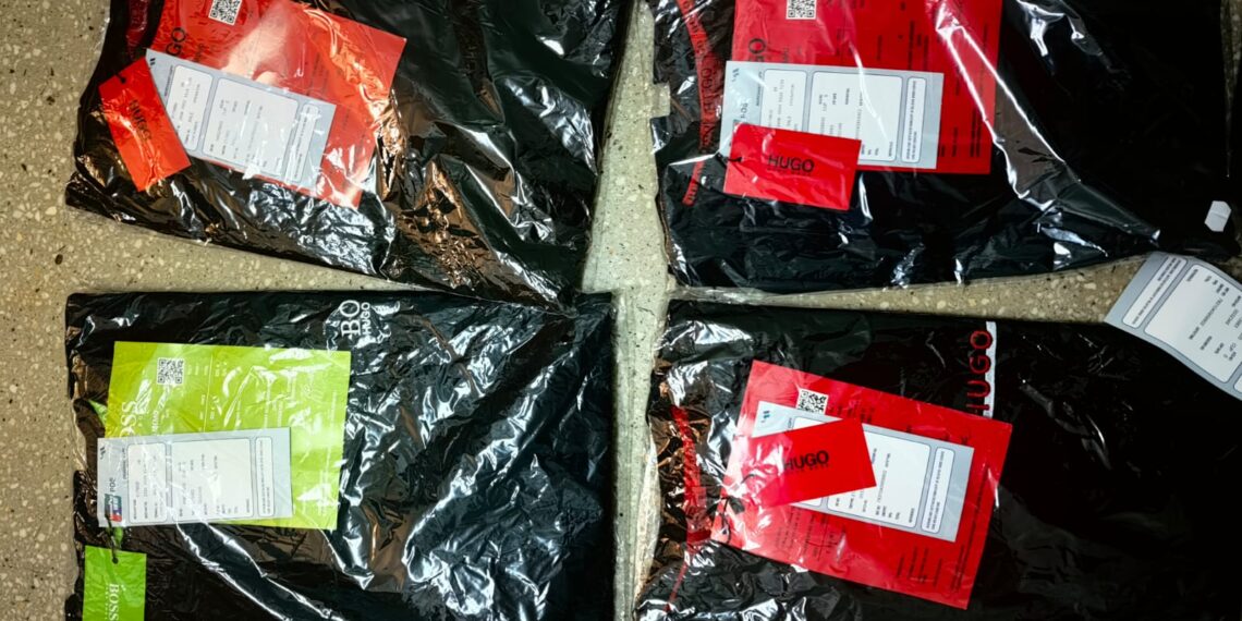 FOTO Polițiștii suceveni au confiscat articole vestimentare, parfumuri și alte bunuri contrafăcute, în valoare de circa 30.000 de lei, vândute pe raza județului