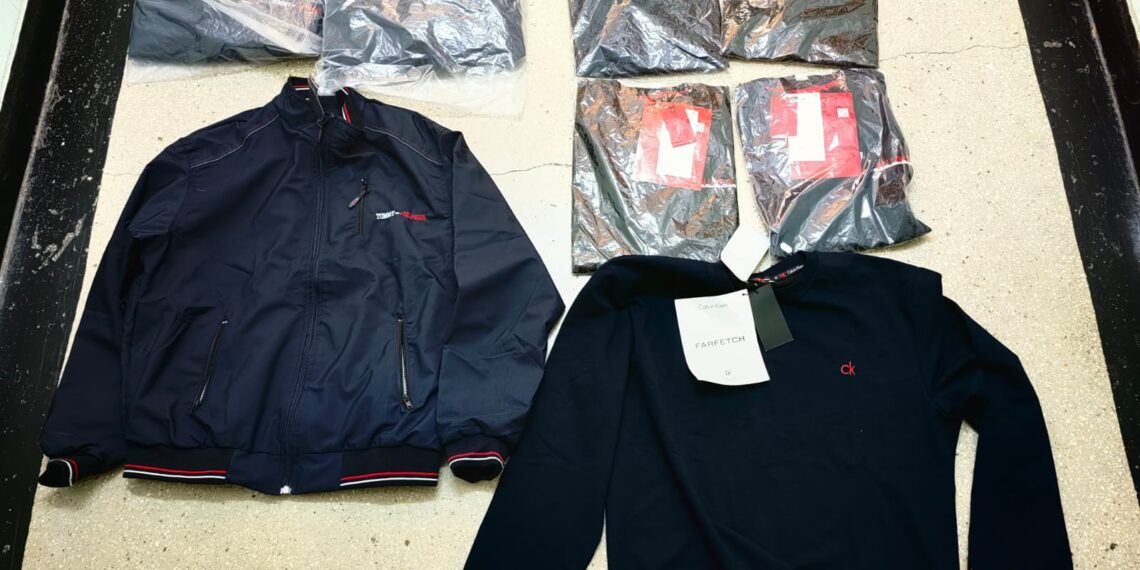 FOTO Polițiștii suceveni au confiscat articole vestimentare, parfumuri și alte bunuri contrafăcute, în valoare de circa 30.000 de lei, vândute pe raza județului