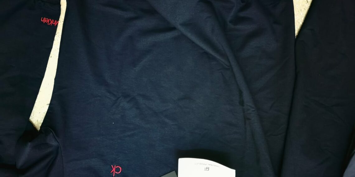 FOTO Polițiștii suceveni au confiscat articole vestimentare, parfumuri și alte bunuri contrafăcute, în valoare de circa 30.000 de lei, vândute pe raza județului