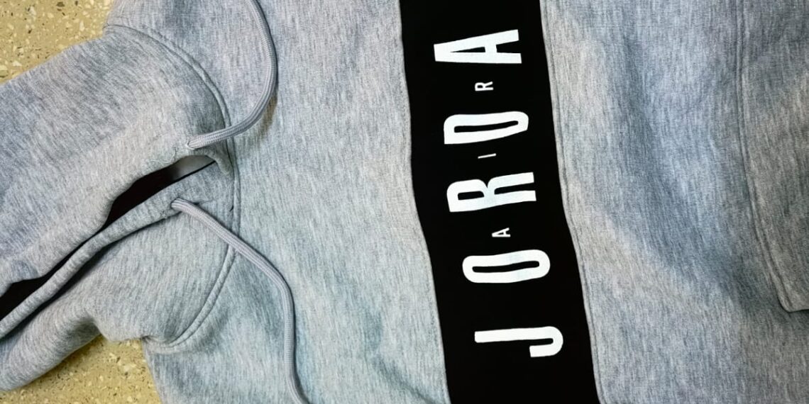 FOTO Polițiștii suceveni au confiscat articole vestimentare, parfumuri și alte bunuri contrafăcute, în valoare de circa 30.000 de lei, vândute pe raza județului