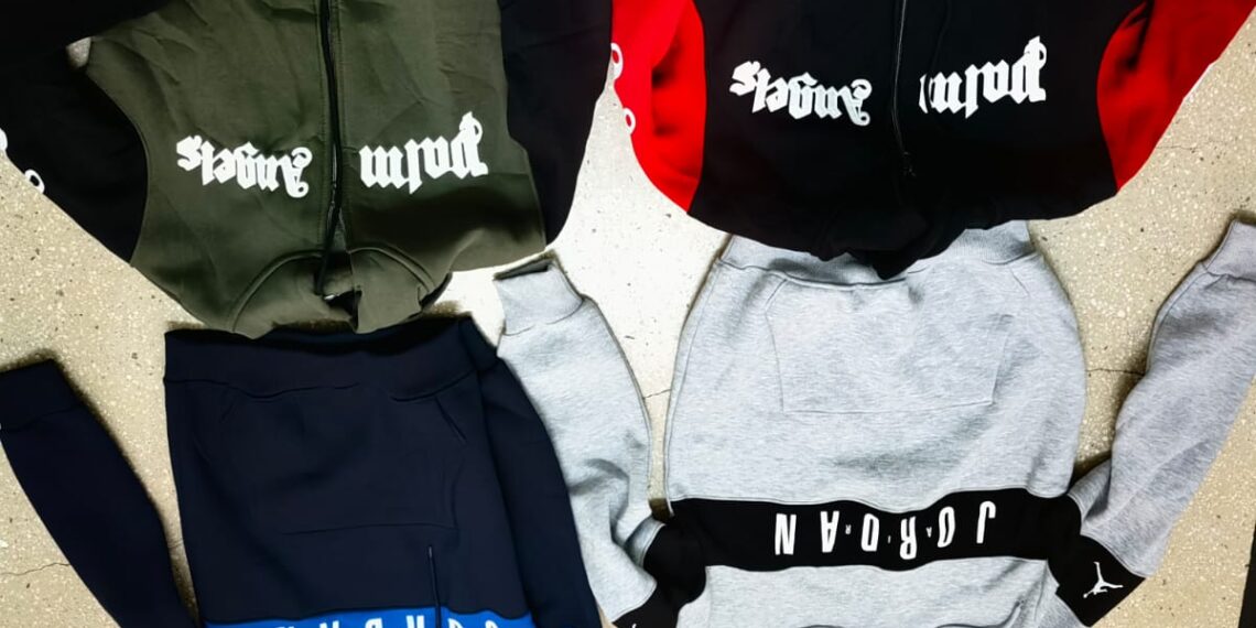 FOTO Polițiștii suceveni au confiscat articole vestimentare, parfumuri și alte bunuri contrafăcute, în valoare de circa 30.000 de lei, vândute pe raza județului