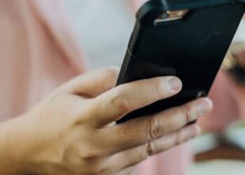 Dosar penal pe numele unui bărbat din Moldovița, care și-a amenințat soția și a aruncat cu telefonul înspre aceasta. Victima prezenta leziuni la nivelul nasului