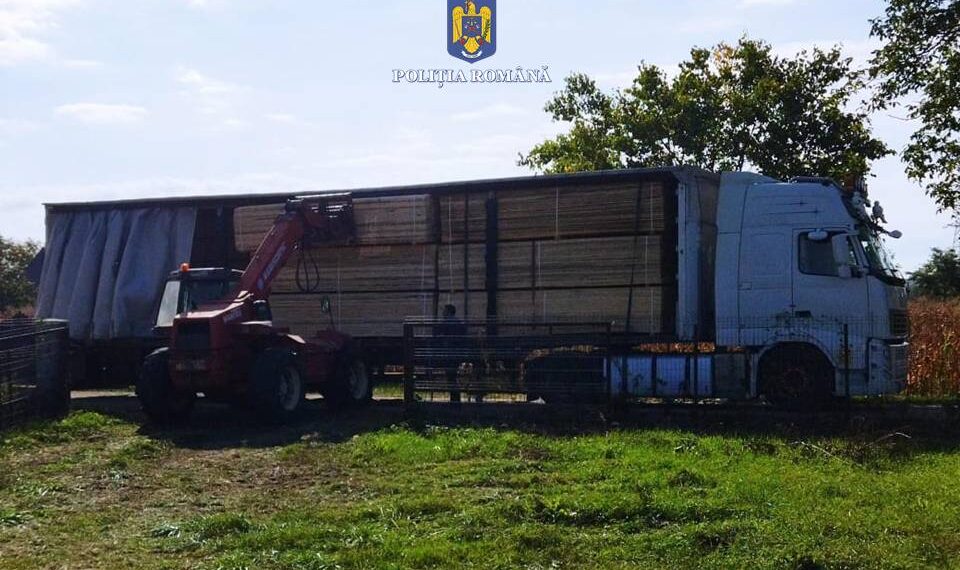 FOTO Polițiștii suceveni au confiscat două ansambluri auto, în valoare de circa 70.000 de euro, folosite la transportul ilegal de material lemnos
