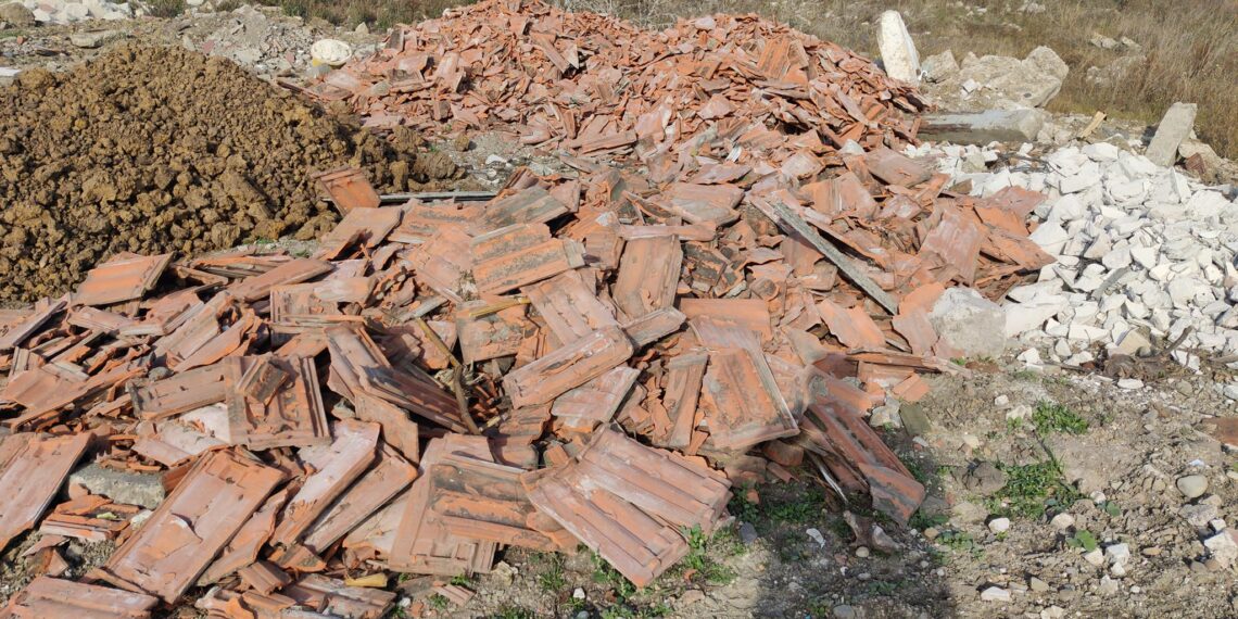 FOTO Primăria Milișăuți a fost amendată cu 45.000 de lei, pentru o groapă de gunoi amenajată ilegal