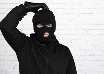 Un hoț a furat preșul unei săli de jocuri din Suceava, imediat ce a fost pus la uscat pe un gard
