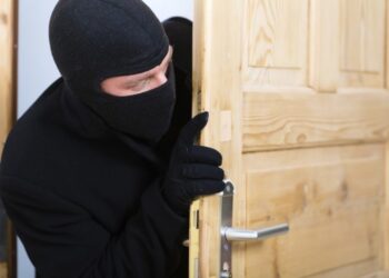 Un tânăr de 26 de ani, ”prăjit” de la droguri, a fost condamnat definitiv la patru ani de închisoare pentru că a furat din mai multe locuințe. Individul proba toate ușile și pătrundea în apartamente chiar și când victimele se aflau în interior