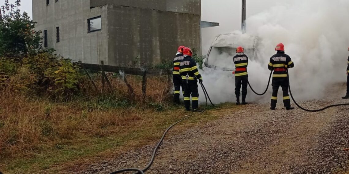 FOTO O autoutilitară a ars în proporții de 80% în satul Sfântu Ilie, după un scurtcircuit electric