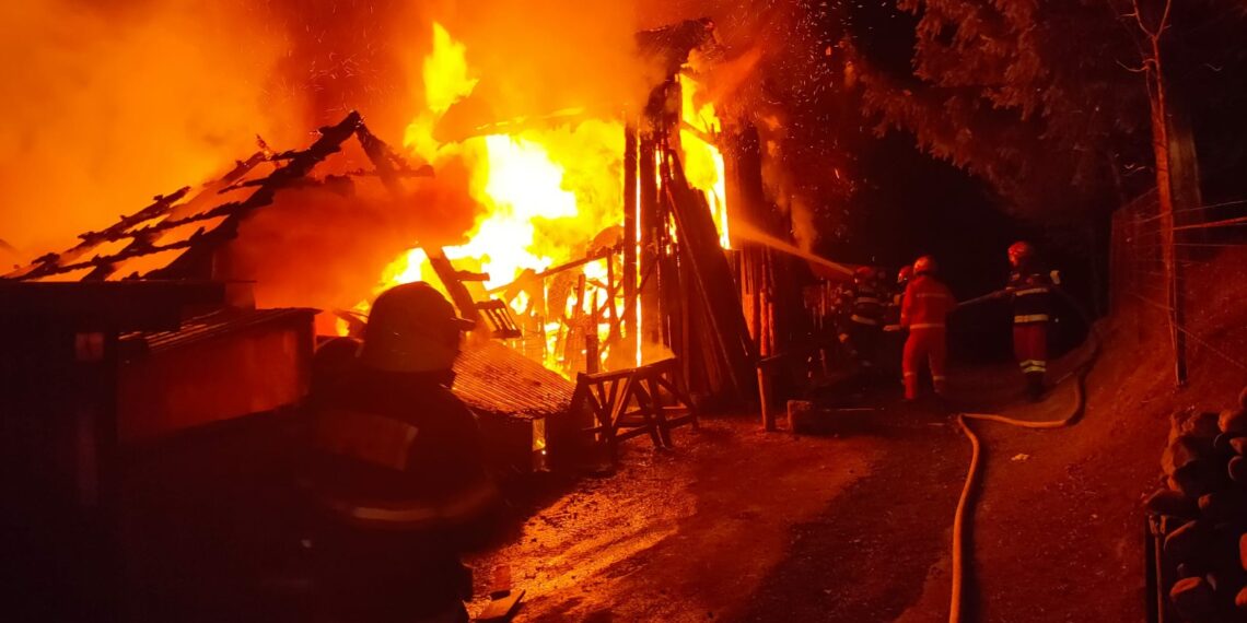FOTO Incendiu de proporții la o gospodărie din Câmpulung Moldovenesc. Un adăpost de animale, un depozit de furaje și mai multe magazii de lemn s-au făcut scrum