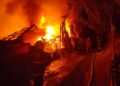 FOTO Incendiu de proporții la o gospodărie din Câmpulung Moldovenesc. Un adăpost de animale, un depozit de furaje și mai multe magazii de lemn s-au făcut scrum