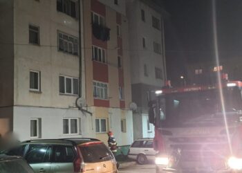 Incendiu anunțat la un apartament din Câmpulung Moldovenesc, din cauza unui aparat de gătit lăsat nesupravegheat. Un bărbat intoxicat cu fum a fost salvat de pompieri