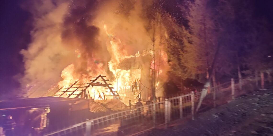 FOTO Incendiu de proporții la o gospodărie din Câmpulung Moldovenesc. Un adăpost de animale, un depozit de furaje și mai multe magazii de lemn s-au făcut scrum