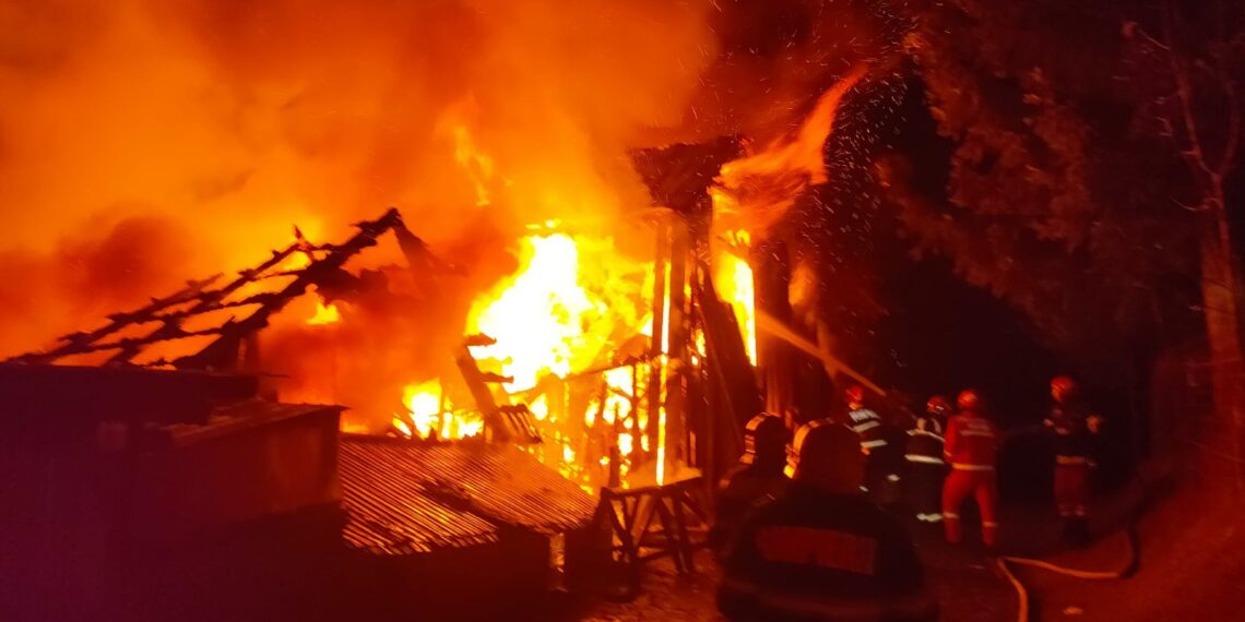 FOTO Incendiu de proporții la o gospodărie din Câmpulung Moldovenesc. Un adăpost de animale, un depozit de furaje și mai multe magazii de lemn s-au făcut scrum