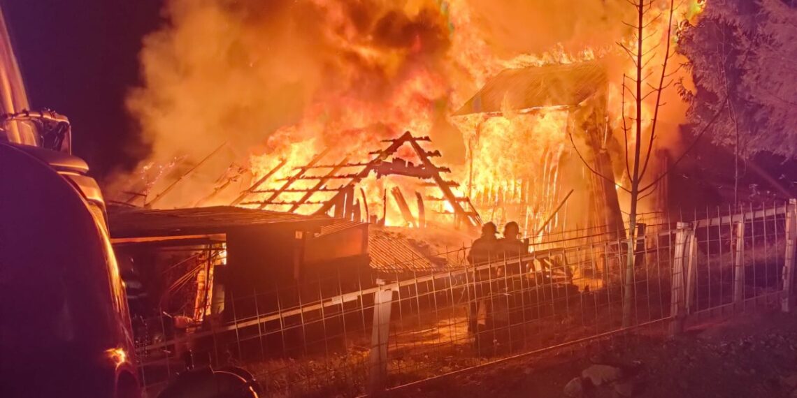 FOTO Incendiu de proporții la o gospodărie din Câmpulung Moldovenesc. Un adăpost de animale, un depozit de furaje și mai multe magazii de lemn s-au făcut scrum