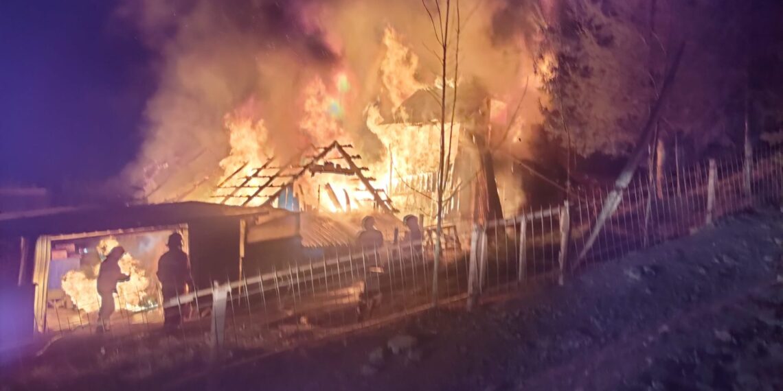 FOTO Incendiu de proporții la o gospodărie din Câmpulung Moldovenesc. Un adăpost de animale, un depozit de furaje și mai multe magazii de lemn s-au făcut scrum