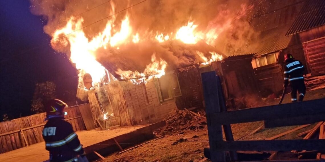 FOTO Incendiu puternic la o gospodărie din Frasin, izbucnit la o bucată de noapte