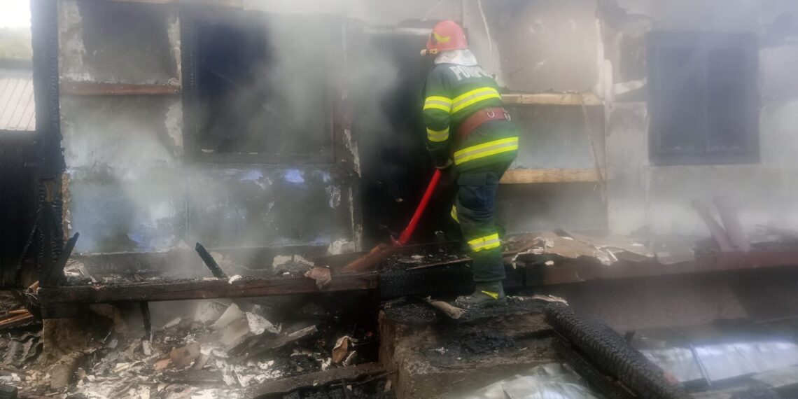 FOTO Incendiu puternic la o casă din Mălini, din cauza unor scântei provenite din coșul de fum necurățat