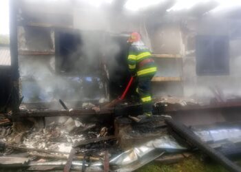 FOTO Incendiu puternic la o casă din Mălini, din cauza unor scântei provenite din coșul de fum necurățat