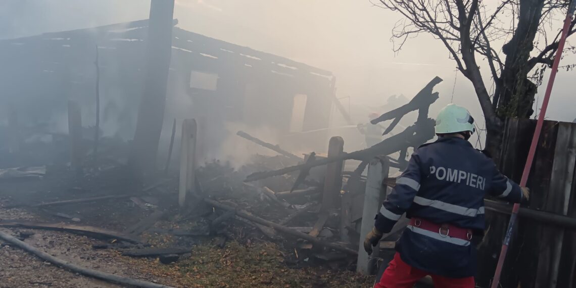 FOTO Două gospodării din Straja au fost afectate de un incendiu de proporții, provocat de o persoană