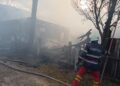 FOTO Două gospodării din Straja au fost afectate de un incendiu de proporții, provocat de o persoană