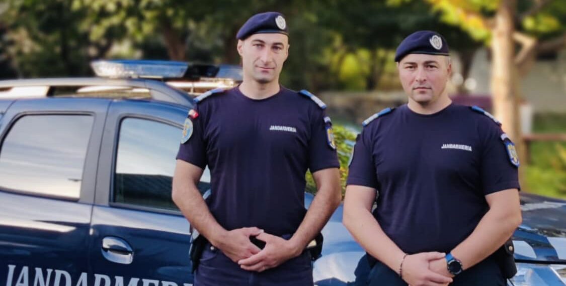 JOS PĂLĂRIA! Doi jandarmi i-au salvat viața unui bărbat ce s-a înecat la Târgul Mărului din Fălticeni: ”Jandarmii au găsit o persoană care nu mai respira și au început imediat aplicarea manevrei Heimlich”