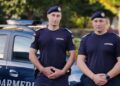 JOS PĂLĂRIA! Doi jandarmi i-au salvat viața unui bărbat ce s-a înecat la Târgul Mărului din Fălticeni: ”Jandarmii au găsit o persoană care nu mai respira și au început imediat aplicarea manevrei Heimlich”