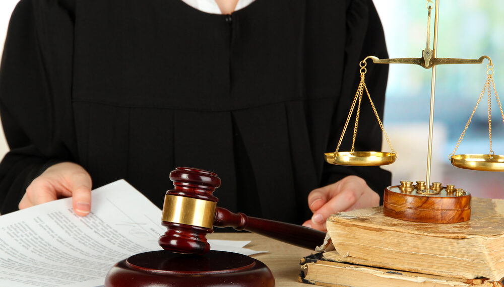 Judecătoarea de la Tribunalul Suceava, protectoare a unor traficanți de droguri, este mama a trei copii. Aceasta câștigă anual peste 210.000 lei, din salarii și indemnizații
