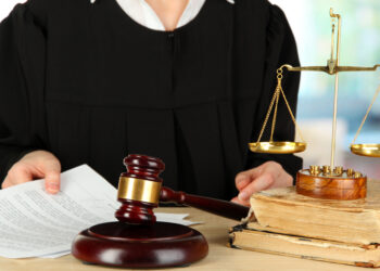 Judecătoarea de la Tribunalul Suceava, protectoare a unor traficanți de droguri, este mama a trei copii. Aceasta câștigă anual peste 210.000 lei, din salarii și indemnizații