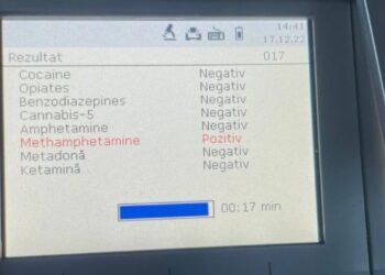 Un rădăuțean drogat cu metamfetamină s-a pricopsit cu un dosar penal, după ce a fost prins transportând nouă persoane într-un BMW. Printre pasageri se afla o tânără fără permis, care cu puțin timp înainte s-a răsturnat cu mașina pe raza localității Prisaca Dornei