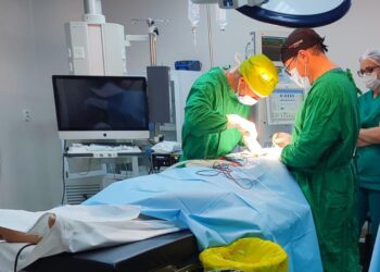 FOTO Doctorii secției ORL din cadrul SCJU Suceava au realizat cu succes intervenția chirurgicală pentru angajatul de la Radburg, căruia i-a explodat o anvelopă de camion în față