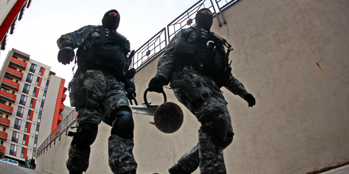 Percheziții la domiciliul unei judecătoare de la Tribunalul Suceava, după ce aceasta ar fi sprijinit niște traficanți de droguri din județ