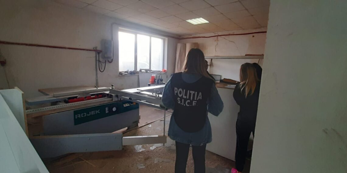 FOTO Polițiștii suceveni l-au săltat pe un patron din Fântânele, care înșela oameni promițându-le că le face articole de mobilier