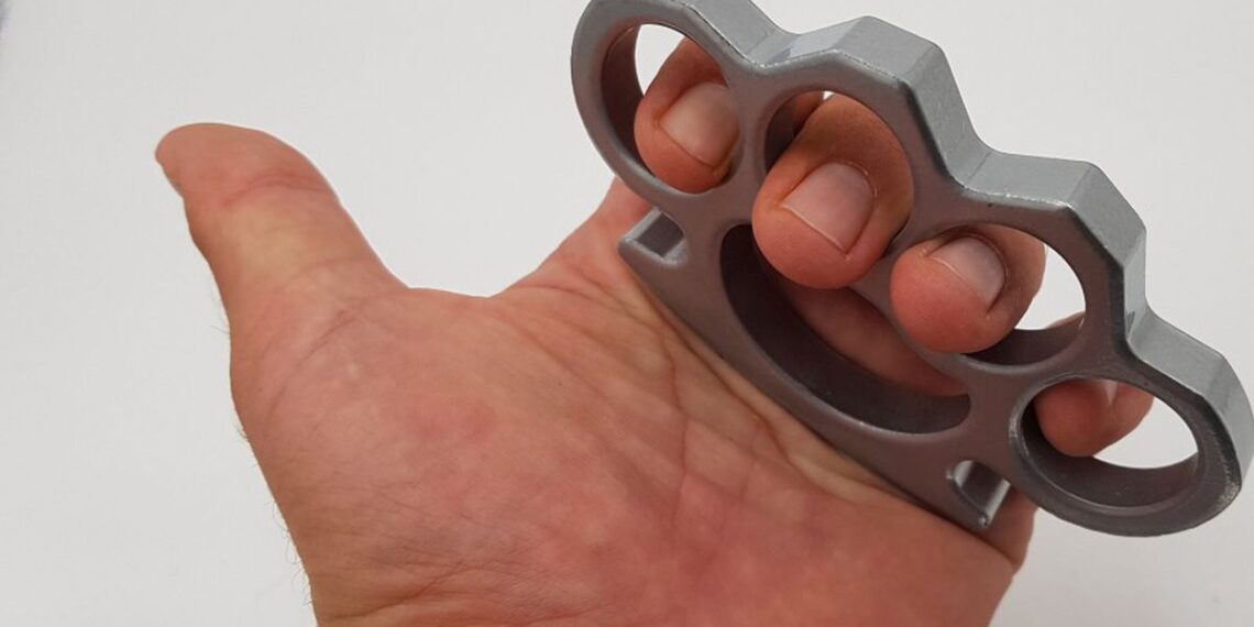 Dosar penal pentru un tânăr de 19 ani, care s-a dus la discoteca din Preutești înarmat cu un pumnal metalic