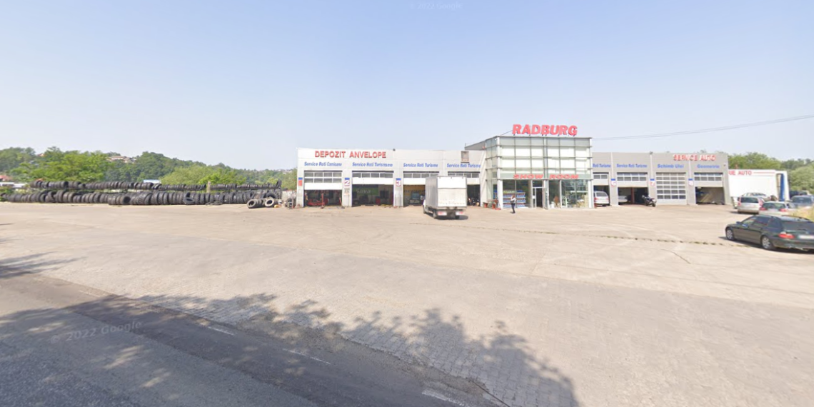 Grav accident de muncă la Radburg. Un bărbat a ajuns în stare gravă la spital, după ce pneul unui camion a explodat în timp ce îi făcea presiunea