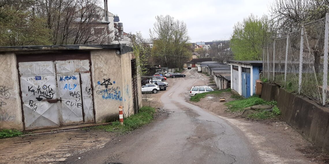 Edilul Ion Lungu speră ca până la finalul acestui an să demoleze cele 59 de garaje din spatele primăriei